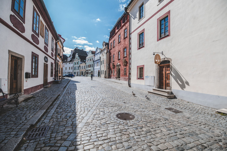 Místo turistů se ulicemi Krumlova prochází kachny. Jak vypadá turistická metropole bez lidí?