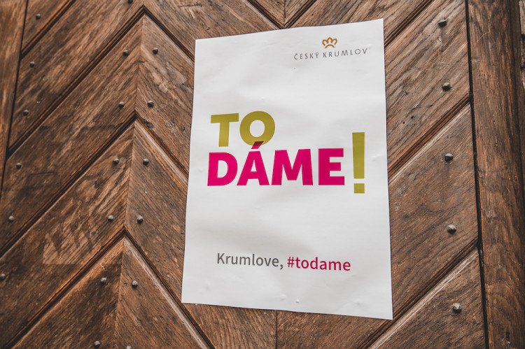 Místo turistů se ulicemi Krumlova prochází kachny. Jak vypadá turistická metropole bez lidí?