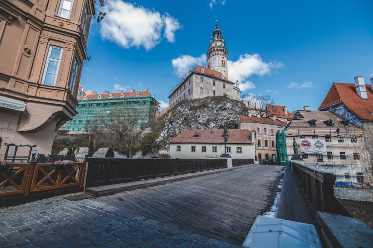Místo turistů se ulicemi Krumlova prochází kachny. Jak vypadá turistická metropole bez lidí?