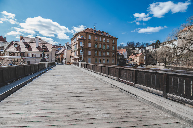Místo turistů se ulicemi Krumlova prochází kachny. Jak vypadá turistická metropole bez lidí?