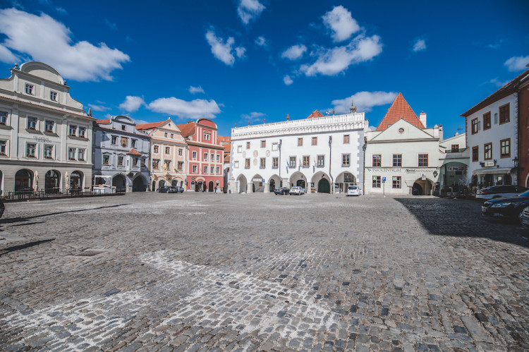 Místo turistů se ulicemi Krumlova prochází kachny. Jak vypadá turistická metropole bez lidí?