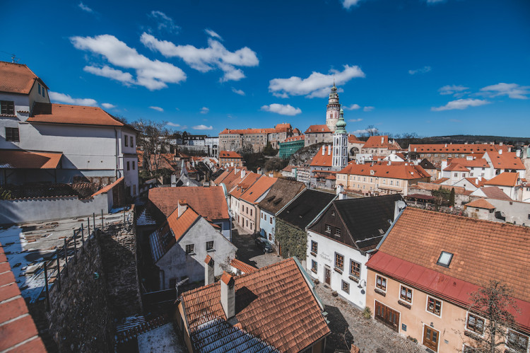 Místo turistů se ulicemi Krumlova prochází kachny. Jak vypadá turistická metropole bez lidí?