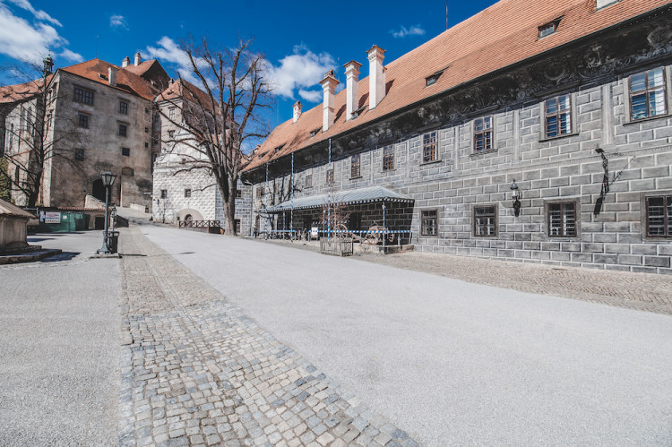 Místo turistů se ulicemi Krumlova prochází kachny. Jak vypadá turistická metropole bez lidí?