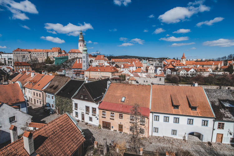 Místo turistů se ulicemi Krumlova prochází kachny. Jak vypadá turistická metropole bez lidí?