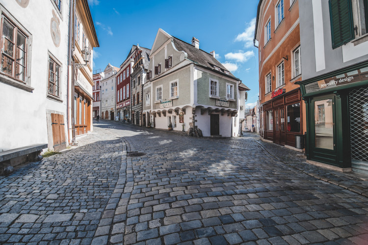 Místo turistů se ulicemi Krumlova prochází kachny. Jak vypadá turistická metropole bez lidí?
