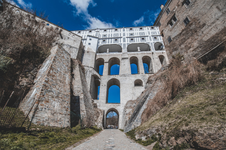 Místo turistů se ulicemi Krumlova prochází kachny. Jak vypadá turistická metropole bez lidí?