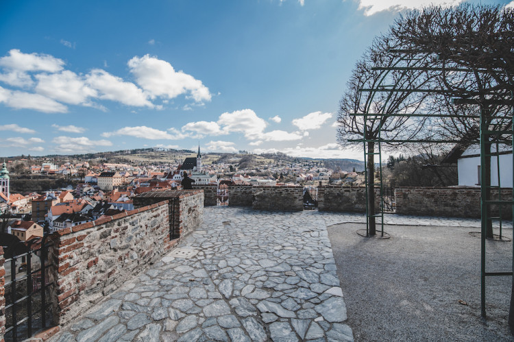 Místo turistů se ulicemi Krumlova prochází kachny. Jak vypadá turistická metropole bez lidí?