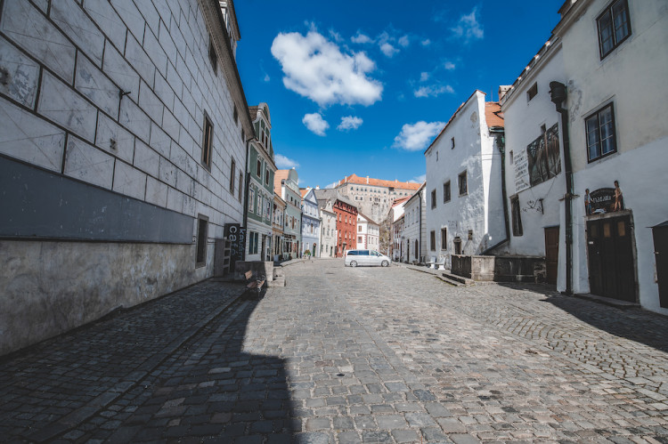 Místo turistů se ulicemi Krumlova prochází kachny. Jak vypadá turistická metropole bez lidí?