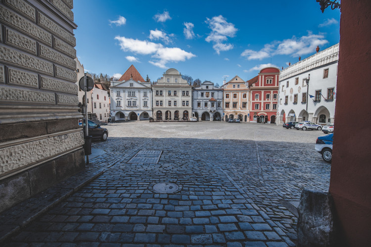 Místo turistů se ulicemi Krumlova prochází kachny. Jak vypadá turistická metropole bez lidí?