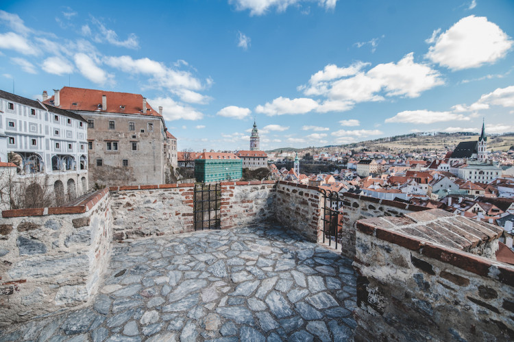 Místo turistů se ulicemi Krumlova prochází kachny. Jak vypadá turistická metropole bez lidí?