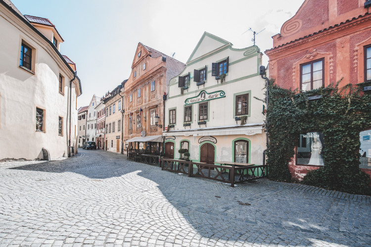 Místo turistů se ulicemi Krumlova prochází kachny. Jak vypadá turistická metropole bez lidí?
