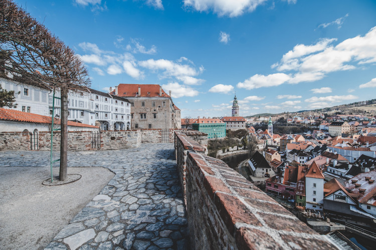 Místo turistů se ulicemi Krumlova prochází kachny. Jak vypadá turistická metropole bez lidí?