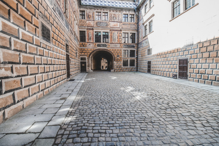 Místo turistů se ulicemi Krumlova prochází kachny. Jak vypadá turistická metropole bez lidí?