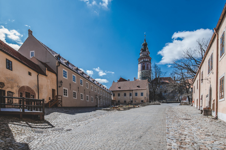 Místo turistů se ulicemi Krumlova prochází kachny. Jak vypadá turistická metropole bez lidí?