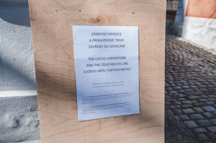 Místo turistů se ulicemi Krumlova prochází kachny. Jak vypadá turistická metropole bez lidí?