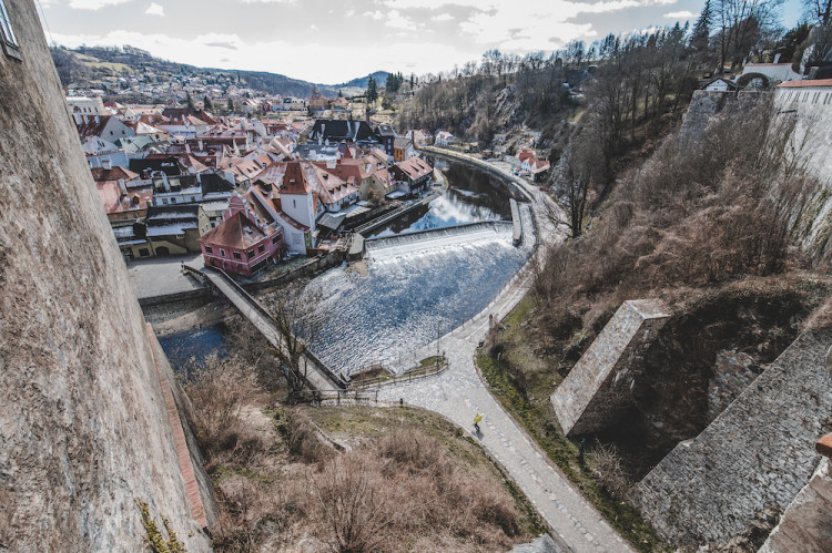 Místo turistů se ulicemi Krumlova prochází kachny. Jak vypadá turistická metropole bez lidí?