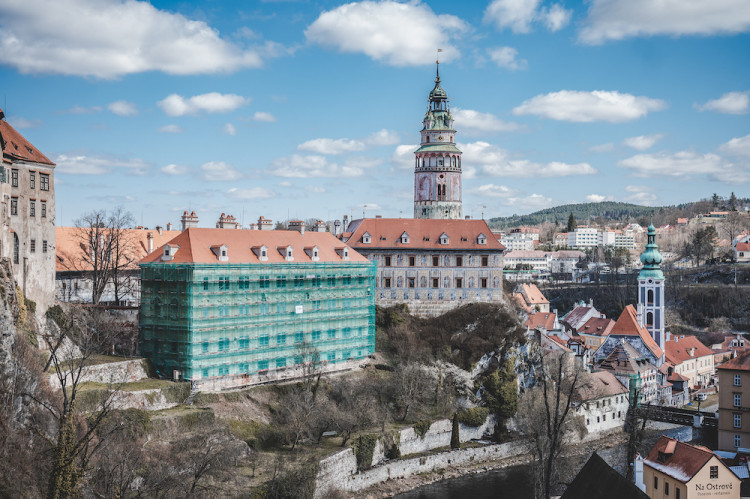 Místo turistů se ulicemi Krumlova prochází kachny. Jak vypadá turistická metropole bez lidí?
