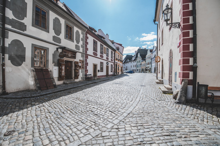 Místo turistů se ulicemi Krumlova prochází kachny. Jak vypadá turistická metropole bez lidí?