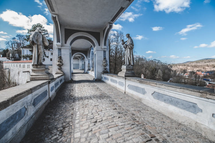 Místo turistů se ulicemi Krumlova prochází kachny. Jak vypadá turistická metropole bez lidí?