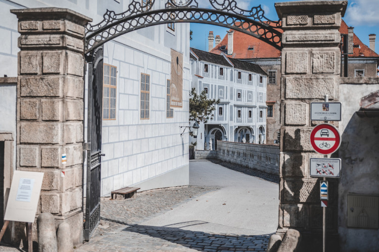 Místo turistů se ulicemi Krumlova prochází kachny. Jak vypadá turistická metropole bez lidí?