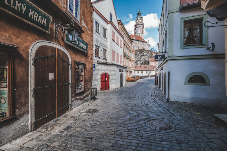 Místo turistů se ulicemi Krumlova prochází kachny. Jak vypadá turistická metropole bez lidí?