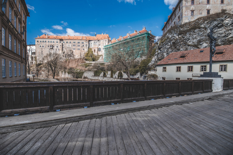 Místo turistů se ulicemi Krumlova prochází kachny. Jak vypadá turistická metropole bez lidí?