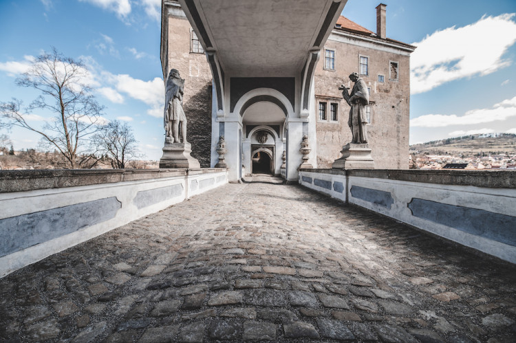 Místo turistů se ulicemi Krumlova prochází kachny. Jak vypadá turistická metropole bez lidí?