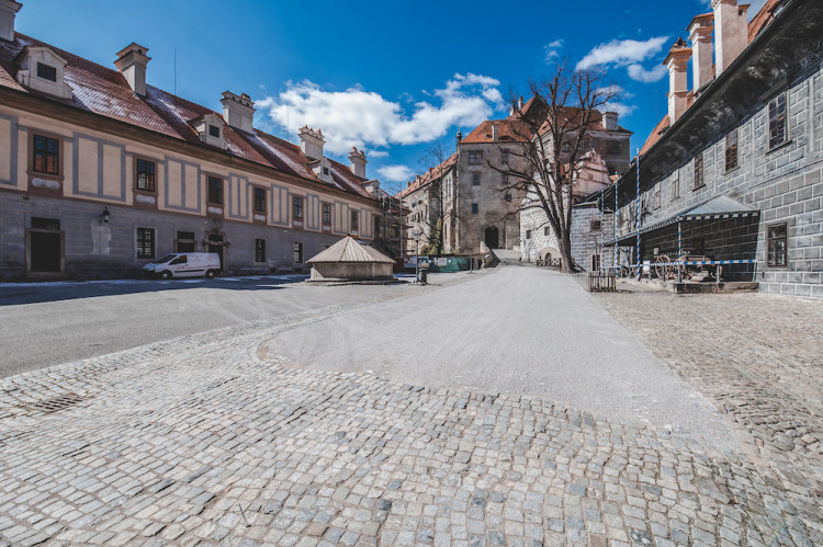 Místo turistů se ulicemi Krumlova prochází kachny. Jak vypadá turistická metropole bez lidí?