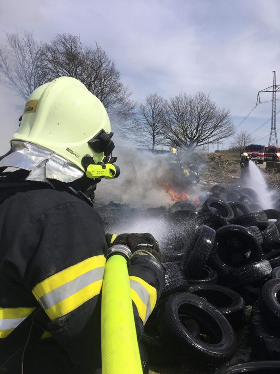 Požár pneumatik ve Stráži pod Ralskem