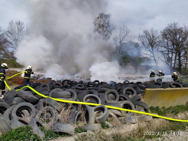 Požár pneumatik ve Stráži pod Ralskem