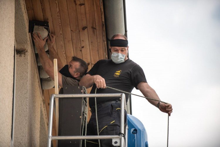 FOTOGALERIE: Instalace hnízd a hnízdních budek pro rorýse a jiřičky ve Štenovicích