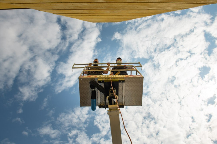 FOTOGALERIE: Instalace hnízd a hnízdních budek pro rorýse a jiřičky ve Štenovicích