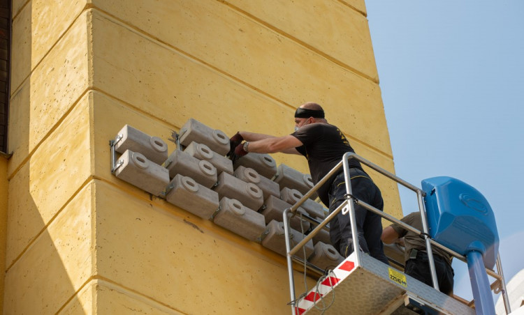FOTOGALERIE: Instalace hnízd a hnízdních budek pro rorýse a jiřičky ve Štenovicích