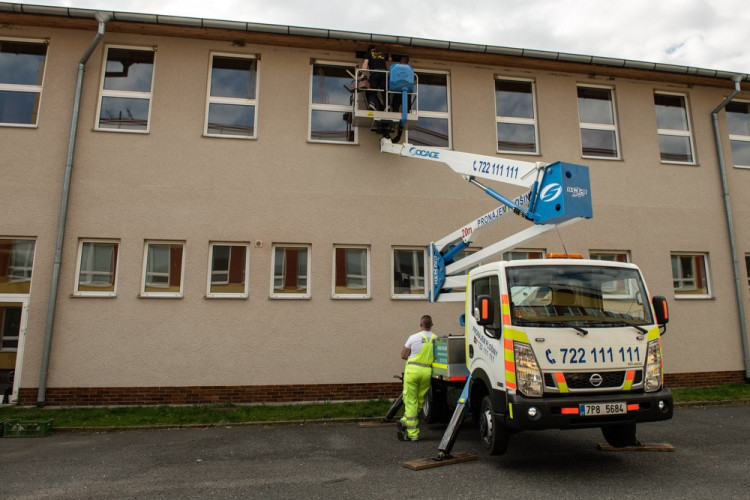 FOTOGALERIE: Instalace hnízd a hnízdních budek pro rorýse a jiřičky ve Štenovicích