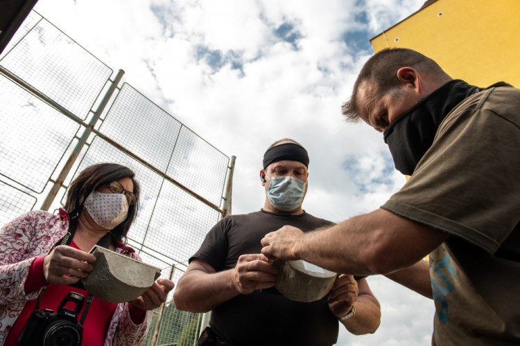 FOTOGALERIE: Instalace hnízd a hnízdních budek pro rorýse a jiřičky ve Štenovicích