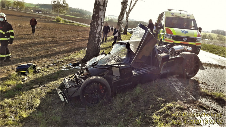 FOTOGALERIE: Nehoda sportovního speciálu