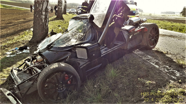 FOTOGALERIE: Nehoda sportovního speciálu
