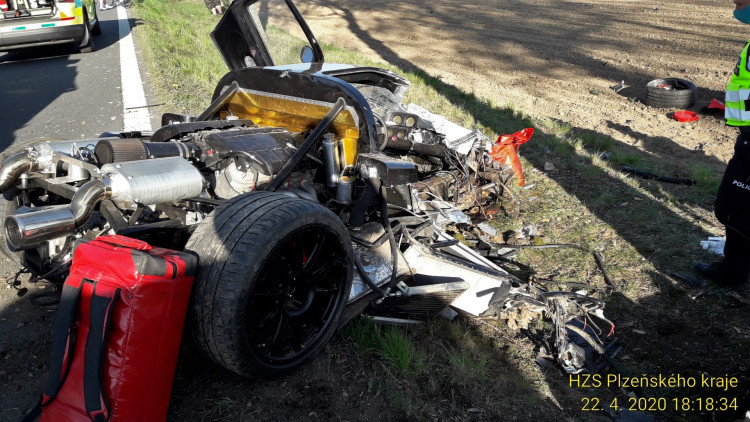 FOTOGALERIE: Nehoda sportovního speciálu