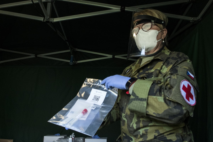 FOTOGALERIE: Jak probíhá plošné testování? Podívejte se na fotky přímo z testovacího stanu