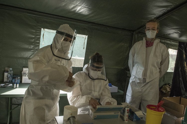 FOTOGALERIE: Jak probíhá plošné testování? Podívejte se na fotky přímo z testovacího stanu