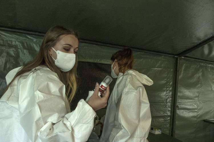 FOTOGALERIE: Jak probíhá plošné testování? Podívejte se na fotky přímo z testovacího stanu