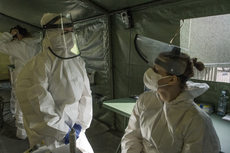 FOTOGALERIE: Jak probíhá plošné testování? Podívejte se na fotky přímo z testovacího stanu