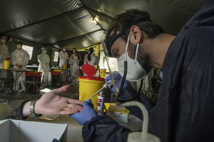 FOTOGALERIE: Jak probíhá plošné testování? Podívejte se na fotky přímo z testovacího stanu