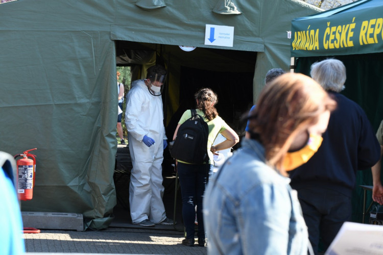 FOTOGALERIE: Jak probíhá plošné testování? Podívejte se na fotky přímo z testovacího stanu