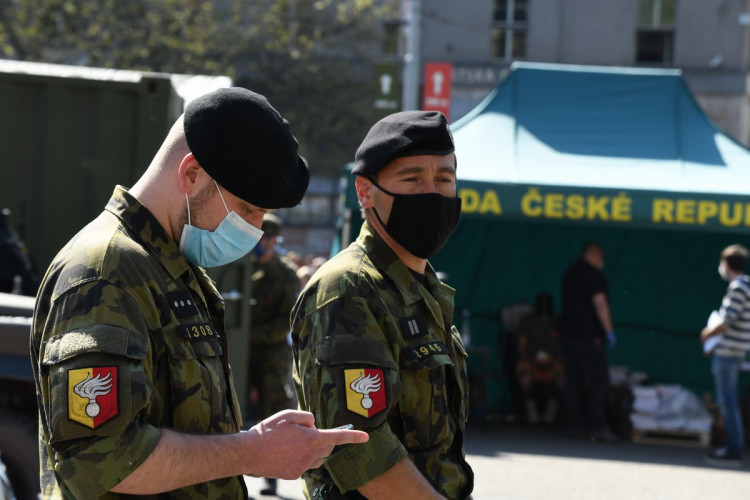 FOTOGALERIE: Jak probíhá plošné testování? Podívejte se na fotky přímo z testovacího stanu