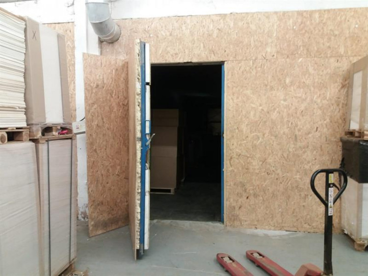 FOTOGALERIE: Policisté a celníci rozprášili gang výrobců nelegálních cigaret