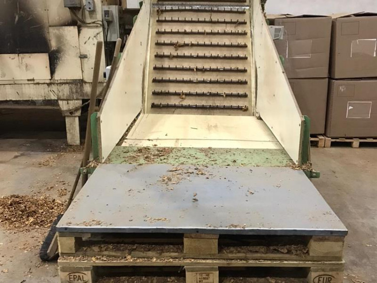 FOTOGALERIE: Policisté a celníci rozprášili gang výrobců nelegálních cigaret