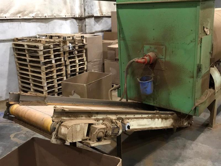 FOTOGALERIE: Policisté a celníci rozprášili gang výrobců nelegálních cigaret