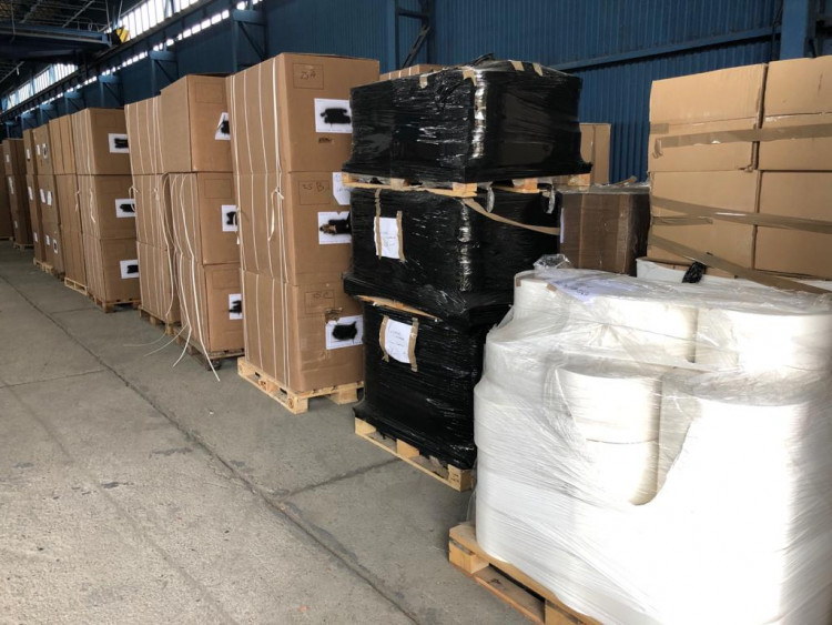 FOTOGALERIE: Policisté a celníci rozprášili gang výrobců nelegálních cigaret