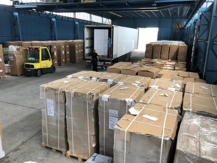 FOTOGALERIE: Policisté a celníci rozprášili gang výrobců nelegálních cigaret